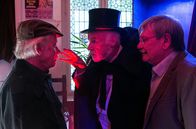 Rentnercops – Günter (Wolfgang Winkler, r.) und Edwin (Tilo Prückner, l.) verhören den "Großen Maldini" (Dietrich Hollinderbäumer.r, M.).