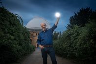 Faszination Universum – Es ist groß, schwer und gefräßig- das gewaltigste Monster in unserem Universum. Doch niemand weiß, was in seinem Inneren passiert. Harald Lesch begibt sich in den Sog des Schwarzen Lochs.
