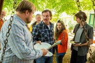Alles finster – Edi, Ulli und Jakob stehen vor Jens bei der Essensausgabe. Jens will Ulli nichts zu Essen geben, weil sie nicht einkalkuliert ist. Vorne, l-r: Jens (Michael A. Grimm), Edi (Harald Windisch), Ulli (Maria Hofstätter), Jakob (Enzo Gaier).