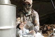 Schwarzmarkt im Visier – APPALACHIAN MOUNTAINS- Rosco collecting his moonshine. (Photo Credit: National Geographic Channels/ Johnny McDevitt)