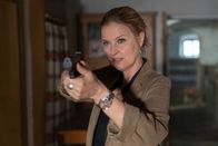 Die Chefin – Es gibt kein Zurück. Vera Lanz (Katharina Böhm) hält den Eindringling mit ihrer Pistole in Schach. Wer steckt unter der Maskierung?