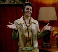 Hawaii Five-0 – Das Team muss ermitteln, als auf einem Elvis-Contest der Favorit plötzlich zusammenbricht und stirbt. Doch kann Trans Elvis (Amanda Stone) bei den Ermittlungen helfen?; Das Team muss ermitteln, als auf einem Elvis-Contest der Favorit plötzlich zusammenbricht und stirbt. Doch kann Trans Elvis (Amanda Stone) bei den Ermittlungen helfen?