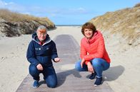 Terra Xpress – Lena Ganschow (r.) mit Berit Finkennest (l.) vom Wattwelten Besucherzentrum Norderney. Gerade der Weg durch die Dünen ist für viele Urlauber attraktiv. Das sind aber die Brutgebiete für viele gefährdete Vogelarten, vor allem für Bodenbrüter. Auf der roten Liste: Sandregenpfeifer und Zwergseeschwalben.