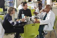 Scrubs - Die Anfänger – Während sich Turk (Donald Faison, r.) bedroht fühlt, als ein international anerkannter Chirurg (Reno Wilson, 2.v.r.) auftaucht, herrscht zwischen Drew (Michael Mosley, 2.v.l.) und Denise (Eliza Coupe, l.) Funkstille ...