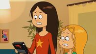 Power Sisters – Papa hat ihnen das Horrorvideo angemacht, damit er in Ruhe arbeiten kann.