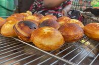 Stadt Land Kunst – Fatna verrät uns das Rezept für Vitumbua. Wie man perfekte Reismehlkrapfen macht, hat sie von ihrer Mutter erlernt. Sobald der Teig fertig ist, frittiert Fatna die Krapfen und verkauft diese Spezialität aus Tansania ganz frisch auf den Straßen von Arusha.