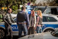 Notruf Hafenkante – Mattes (Matthias Schloo, l.), Hans (Bruno F. Apitz, 2.v.l.) und Franzi (Rhea Harder-Vennewald, r.) wollen den Chef der Bettelmafia hochnehmen, der Cristina (Julia Krynke, 2.v.r.) unter Druck setzt.