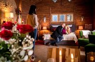 Sturm der Liebe – Michael (Erich Altenkopf, M.) ist überrascht, als er in der Hütte nicht nur Rosalie (Natalie Alison, r.), sondern auch Carolin (Katrin Anne Heß, l.) antrifft.
