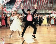Grease – Sandy (Olivia Newton-John, l.) und Danny (John Travolta, r.) sind die ungekrönten Könige des Tanzparketts ...