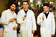 Zu Tisch ... – Michele, Nicolas und Matteo im schuleigenen Weinkeller.