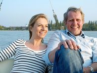 Der Winzerkönig – Thomas (Harald Krassnitzer) hat seine Jugendliebe Claudia (Susanne Michel) zu einer Bootsfahrt eingeladen.