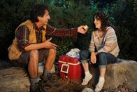 The Middle – Während Frankie (Patricia Heaton, r.) und Mike mit ihren Kindern eine Campingtour machen, kommen bei den beiden Erinnerungen an ihre verkorksten Flitterwochen hoch, in denen sie von Mikes Schulfreund Nicky Kohlbrenner (Ray Romano, l.) belästigt worden waren ,,,