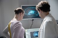 Maret – Neurochirurgin Dr. Moore (Iben Hjejle) und Kollege Arnau (Álvaro Cervantes) untersuchen Marets Gehirn. Mit Hilfe eines Implantats wollen sie seine Funktionsweise beeinflussen.