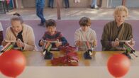 Hacks – Deborah (Jean Smart, r.) lädt ihre alte Comedy-Kollegin Susan (Harriet Sansom Harris, l.) und deren zwei Enkel Mason (Henry Samiri, 2.v.l.) und Keller (Elaye Handal, 2.v.r.) zum Jahrmarkt ein. Doch auch beim Schießstand kann Deborah nicht anders, als sich erneut mit Susan zu messen - ein impulsiver Moment, der alte Wunden aufreißt.