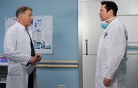 In aller Freundschaft – Dr. Roland Heilmann (Thomas Rühmann) sagt Dr. Philipp Brentano (Thomas Koch, dass seine Patientin Sylvia Haas nach Alkohol riecht und eine Narkose in diesem Fall zu riskant ist. Philipp weiß, dass Kris' Eltern sich gerade trennen und ahnt, dass es Sylvia Haas momentan nicht so gut geht. Doch Dr. Heilmann denkt, dass es sich nicht um Restalkohol vom vorherigen Abend handelt.