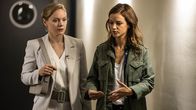 The Window – Harriet Sarratova (Christina Cole, l.) und Esther (Lynn Van Royen, r.)