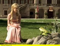 Der Froschkönig – ARD/SWR DER FROSCHKÖNIG, "Märchenfilm Deutschland 2008", Drehbuch Uschi Reich und Friederike Köpf Uhr im ERSTEN. Prinzessin Sophie (Sidonie von Krosigk) ist verzweifelt: Sie braucht dringend ihre goldene Kugel vom Grunde des Teiches. Ob ihr der freche Frosch helfen kann?