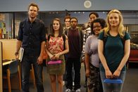 Community – Der Lerngruppe (v.l.n.r.: Joel McHale, Alison Brie, David Neher, Donald Glover, Danny Pudi, Yvette Nicole Brown, Gillian Jacobs) steht für ihr erstes großes Biologie-Projekt die Wahl der Laborpartner bevor, mit denen sie das ganze Semester zusammen arbeiten sollen. Dabei kommt es zum Streit innerhalb der Gruppe ...
