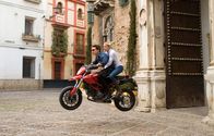 Knight and Day – Ob Roy (Tom Cruise, l.) zu den Guten oder den Bösen gehört, weiß June (Cameron Diaz, r.) nicht wirklich, aber trotzdem begibt sie sich mit ihm, wenn auch nicht ganz freiwillig, auf eine halsbrecherische Flucht quer um den Globus ...