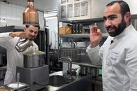 Küchen der Welt – Küchenchef Yvan Vahanian (re.) bereitet ein Dreigängemenü rund um die Bouillabaisse zu.
