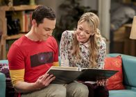 The Big Bang Theory – Schwelgen in alten Erinnerungen: Sheldon (Jim Parsons, l.) und seine alte Flamme Ramona (Riki Lindhome, r.) ...
