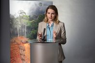 Die Chefin – Dr. Sophie Lindbach (Jenny Langner) behauptet in einer Rede, die globale Erwärmung sei eine Lüge. Was hat sie zu der Aussage getrieben?