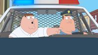 Family Guy – Als Peters (l.) Karre verreckt, ist Freund und Helfer Joe (r.) zum Glück zur Stelle, um ihn mitzunehmen, doch dann wird Joe plötzlich über den Polizeifunk zu einem Einsatz gerufen ...