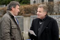 Mord in bester Gesellschaft – Ackermann (Johann Schuler) warnt Dr. Winter (Fritz Wepper) vor einem entflohenen Häftling, der durch ihn in die phsychatrische Sicherheitsverwarung eingewiesen wurde.