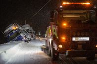 Ice Road Rescue - Extremrettung in Norwegen – FINNSNES, Norway - LKW, der Autos von vorne transportiert. (Photo Credit: National Geographic Channels)