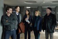 Ein starkes Team – Zur Unterstützung von Sebastian Klöckner (Matthi Faust, l.), Linett Wachow (Stefanie Stappenbeck, 2.v.r.) und Otto Garber (Florian Martens, r.) hat Reddemann (Arnfried Lerche, 2.v.l.) die Toxikologin Dr. Sandra Keppler (Dorka Gryllus, M.) ins Büro eingeladen, die sich besonders mit synthetischen Drogen auskennt.
