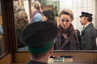 Weissensee – Katja (Lisa Wagner, 2.v.r.) bei der Wiedereinreise am Grenzübergang.