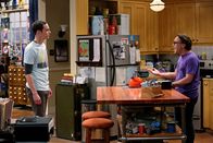 The Big Bang Theory – Geraten wegen der möglicherweise bevorstehenden Wohnsituation aneinander: Leonard (Johnny Galecki, r.) und Sheldon (Jim Parsons, l.) ...
