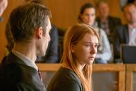 Der Alte – Laura Fischer (Franziska Brandmeier, r.) muss sich vor Gericht verantworten, ihr wird vorgeworfen ihr Kind zu Tode gesch¸ttelt zu haben. Ihr Anwalt (Markus Boniberger, l.) steht ihr zur Seite.