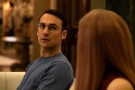 Killing Eve – Aaron (Henry Lloyd-Hughes) lädt Villanelle (Jodie Comer) ein, ihn nach Rom zu begleiten, denn er hat etwas ganz Bestimmtes mit ihr vor.