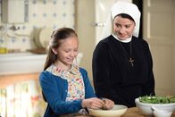 Um Himmels Willen – Die Nonnen wollen wissen warum Maja Nonne werden will (v.li.: Romy Butz, Mareike Lindenmeyer).