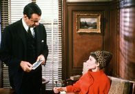Charade – Der Agent Bartholemew (Walter Matthau) versucht Regina (Audrey Hepburn) die Gefahr ihrer Situation zu erklären.