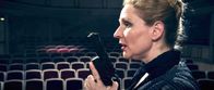 Kein Applaus – Mit allen Mitteln versucht Schauspielerin Doris (Inga Dietrich) ihr Ziel zu erreichen.