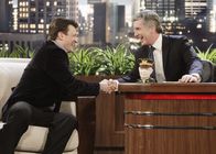 Castle – Bobby Mann (Tom Bergeron, r.), der Gastgeber einer Late-Night-Show, erzählt Castle (Nathan Fillion, l.) während der Sendung, dass sein Leben in Gefahr ist ...