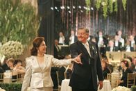 Gilmore Girls – Nach all den Jahren mit Hochs und Tiefs in ihrer Ehe, erneuern Emily (Kelly Bishop, l.) und Richard (Edward Herrmann, r.) ihr Ehegelübde vor ihren engsten Freunden ...