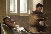 Catch-22 – Yossarian (Christopher Abbott, l.); Clevinger (Pico Alexander, r.)