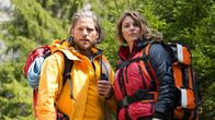 Die Bergretter – Per Funk stimmen sich Markus (Sebastian Ströbel) und Katharina (Luise Bähr) mit ihrem Team ab. Wo kann Prof. Scharnitz sein?