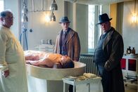Babylon Berlin – Dr. Schwarz (Anton Rattinger, li.) erläutert Gereon Rath (Volker Bruch, mi.) und Wolters (Peter Kurth, re.) seinen Obduktionsbericht.