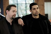 Navy CIS – Timothy McGee (Sean Murray, l.); Nick Torres (Wilmer Valderrama, r.)