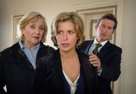 Tierisch verliebt – Daniel (Philipp Moog) und Magda (Doris Kunstmann) versuchen, die aufgebrachte Pferdezüchterin Katherina (Valerie Niehaus) zu beruhigen.
