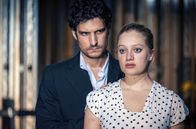 Forever Young – Der Theaterdirektor Patrice Chéreau (Louis Garrel) ermutigt Stella (Nadia Tereszkiewicz) vor ihrem Auftritt.