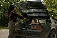 Twisted Metal – Auf dem Weg zum Treffpunkt entdeckt Quiet (Stephanie Beatriz, l.) eine blinde Passagierin. Mayhem (Saylor Bell Curda, r.) hat sich im Kofferraum versteckt, um ebenfalls am Wettkampf teilnehmen zu können. Erfahrung als Fahrerin oder Kämpferin besitzt sie zwar nicht, dafür aber jede Menge Selbstbewusstsein und eine große Klappe.