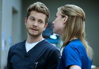 Atlanta Medical – Für sie steht das Wohl der Patienten über jeglicher Hierarchie: Conrad (Matt Czuchry, l.) und Nic (Emily VanCamp, r.) ...