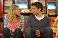 How I Met Your Mother – Ted (Josh Radnor, r.) weiß noch nicht alles über seine zukünftige Ehefrau Stella (Sarah Chalke, l.), aber er weiß, dass sie auf jeden Fall die Richtige ist. Als er ihr eine Menge Fragen stellt, um sie noch besser kennen zu lernen, stellt sich heraus, dass sie noch nie "Star Wars" gesehen hat. Doch ist das nun gut oder schlecht für ihre Zukunft?