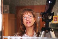 Verliebt in Berlin – Lisa (Alexandra Neldel) denkt mit einem sehnsuchtsvollen Blick in die Sterne an David ... (Dieses Foto von Alexandra Neldel darf nur in Zusammenhang mit der Berichterstattung über die Serie "Verliebt in Berlin" veröffentlicht und verbreitet werden.)