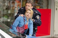 Danni Lowinski – Ihr Mandant scheint eine Dummheit zu machen, doch kann sie noch etwas für ihn tun? Dannis (Annette Frier, vorne) ...